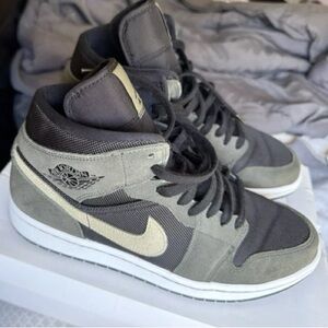 Jordan 1 Mid Military Green Size W11 M9.5